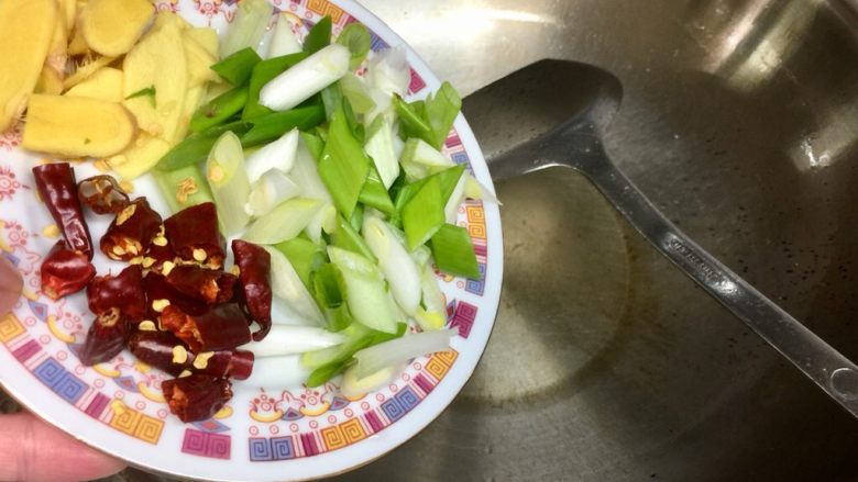 酸辣软糯无敌下饭➕泡椒蒜苗烧鱼泡,底油中加入小葱姜片干辣椒,煸香