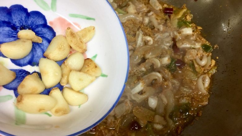 酸辣软糯无敌下饭➕泡椒蒜苗烧鱼泡,加入炸蒜瓣,中大火收汁