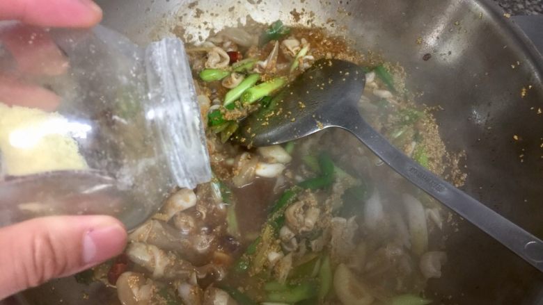 酸辣软糯无敌下饭➕泡椒蒜苗烧鱼泡,尝下咸淡(应该不会淡),如果淡可以添加一点食盐,加入一点<a style='color:red;display:inline-block;' href='/shicai/ 756'>鸡精</a>,翻炒均匀即可出锅