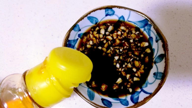 肉皮冻,再加入<a style='color:red;display:inline-block;' href='/shicai/ 852'>辣椒油</a>,调味汁就做好了。