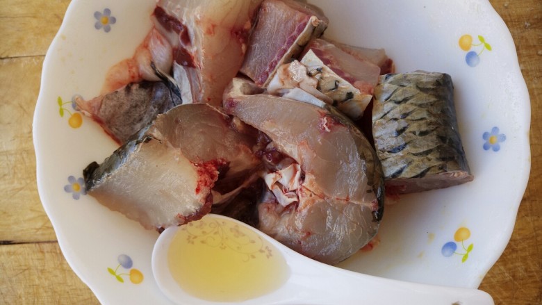 砂锅鱼,然后腌半小时,小放两勺料酒