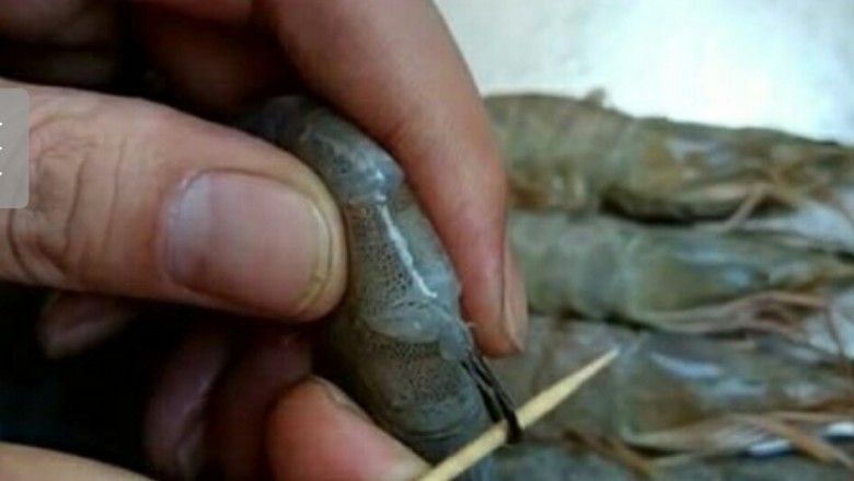 😘油焖大虾,    先将<a style='color:red;display:inline-block;' href='/shicai/ 300'>虾</a>的<a style='color:red;display:inline-block;' href='/shicai/ 300'>虾</a>线用牙签挑出，用凉水洗净