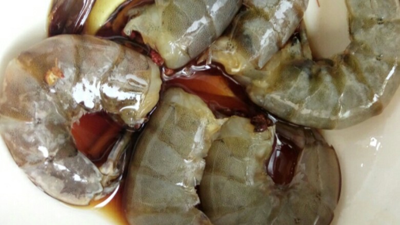 😘油焖大虾,用<a style='color:red;display:inline-block;' href='/shicai/ 718'>料酒</a>、<a style='color:red;display:inline-block;' href='/shicai/ 788'>生抽</a>、<a style='color:red;display:inline-block;' href='/shicai/ 700'>花椒</a>、腌制15分钟左右，腌制的汤汁要适当多一些，炒虾时备用