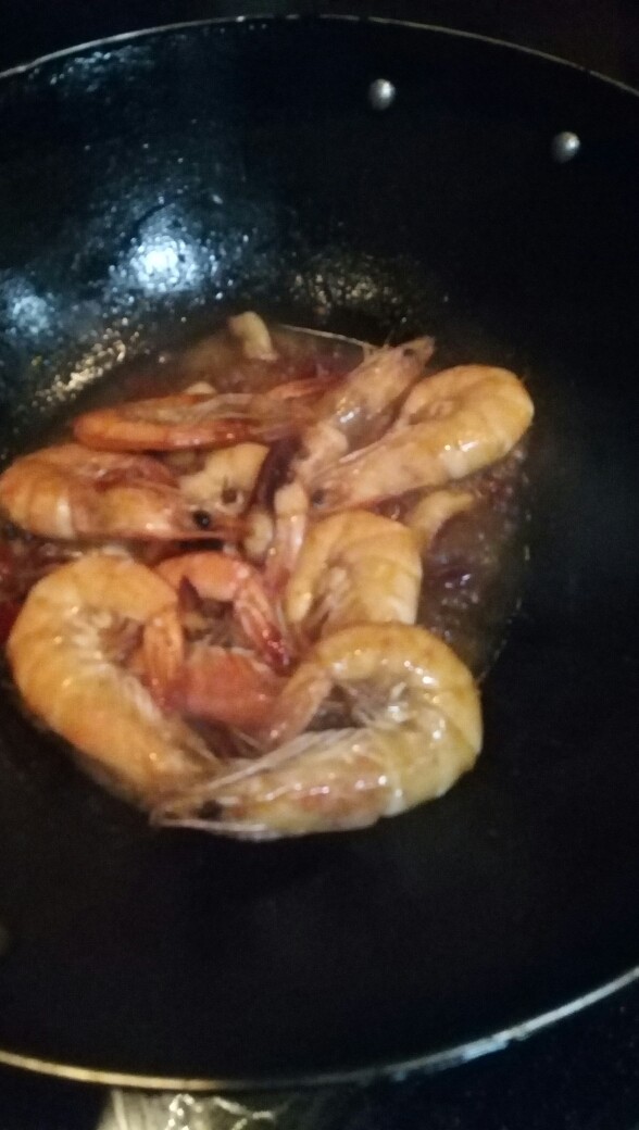😘油焖大虾,热锅起油，用大漏勺把虾放入锅中翻炒、虾即可变色