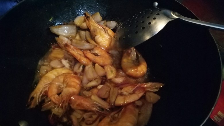 😘油焖大虾,   中火翻炒中途分三次加入腌制大虾的汤汁、以不粘锅为主少量加入汤汁，汤汁不用全部倒入，不停翻炒，快熟时放入<a style='color:red;display:inline-block;' href='/shicai/ 29'>洋葱</a>、根据自己的口味可适当加入<a style='color:red;display:inline-block;' href='/shicai/ 704'>椒盐</a>，小火收汁后即可出锅。
