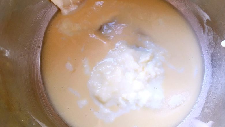 车厘子棉花蛋糕,加入<a style='color:red;display:inline-block;' href='/shicai/ 893'>炼乳</a>，一小撮盐搅拌均匀