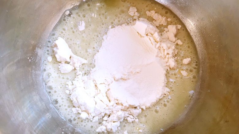 车厘子棉花蛋糕,面粉提前过筛，<a style='color:red;display:inline-block;' href='/shicai/ 140122'>玉米油</a>加热至冒泡，倒入过筛后的<a style='color:red;display:inline-block;' href='/shicai/ 548'>低筋面粉</a>