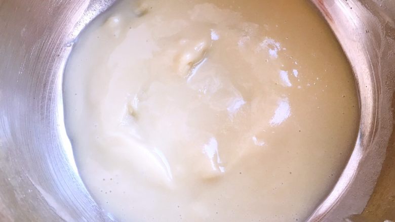 车厘子棉花蛋糕,趁热快速搅拌均匀