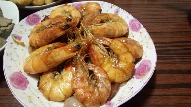 😘油焖大虾,油焖大虾出锅盛出。