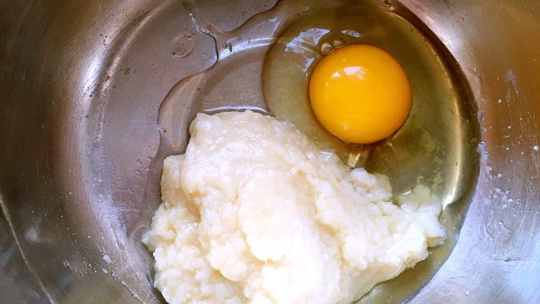 车厘子棉花蛋糕,加入一颗<a style='color:red;display:inline-block;' href='/shicai/ 9'>鸡蛋</a>，搅拌均匀