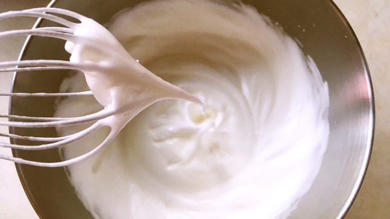 车厘子棉花蛋糕,蛋白加几滴<a style='color:red;display:inline-block;' href='/shicai/ 919'>柠檬汁</a>，分三次加入砂糖打发至湿性发泡，打蛋器提起有个长长的尖但不滴下来