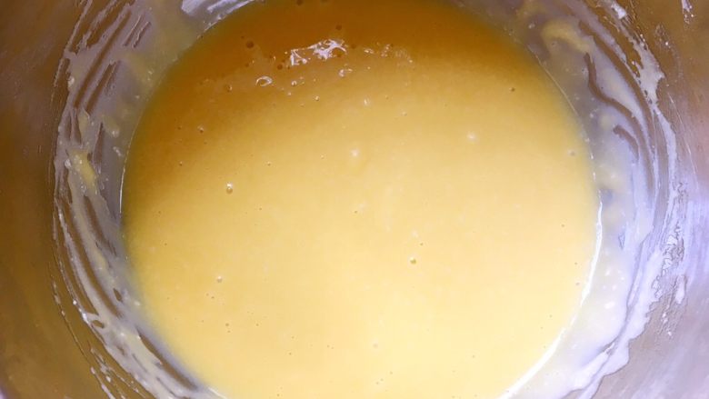 车厘子棉花蛋糕,搅拌均匀的面糊细腻，无颗粒