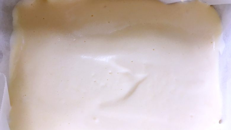 车厘子棉花蛋糕,模具铺油纸，倒入一半搅拌好的面糊，用刮刀刮平正，我用的吐司盒模具