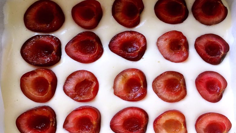 车厘子棉花蛋糕,均匀的铺上一层车厘子如图，要芯朝上铺，第二层试了两排芯朝下的，结过烘烤过程中都下沉啦