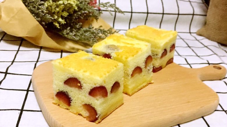 车厘子棉花蛋糕,之后入烤箱150度烤50分钟，出炉倒扣，凉透撕掉油纸