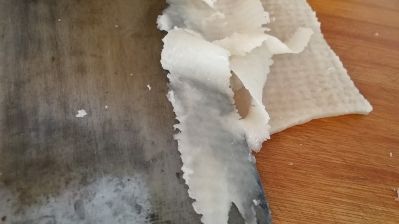 年菜_东北自制皮冻,刮猪油(如图)。