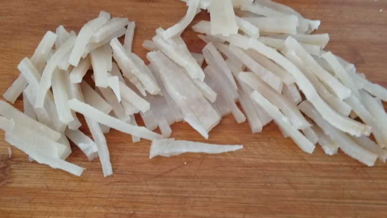 年菜_东北自制皮冻,切丝(如图)