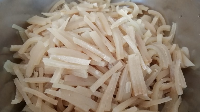 年菜_东北自制皮冻,都切好了(如图)