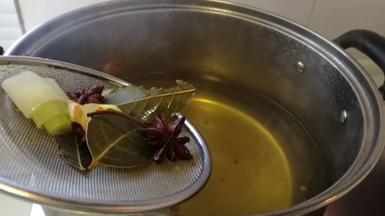 年菜_东北自制皮冻,开锅后把调料都捞出来(如图)