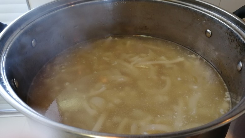 年菜_东北自制皮冻,放进切好的肉皮,水要没过肉皮两寸左右。水如果少了可以加点开水,要是多了就盛出来点。