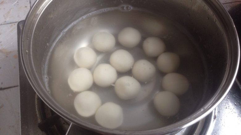 糖不甩,煮锅里的水烧开后,倒入糯米团子,煮至浮起3分钟