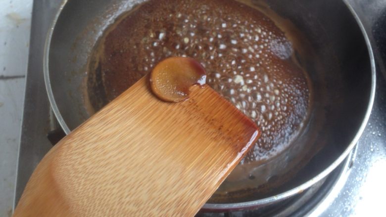 糖不甩,煮至沸腾后转小火,再煮5分钟左右,将姜片捞起来