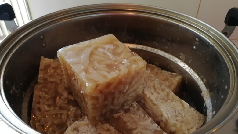 年菜_东北自制皮冻,看看吧,熬了一大锅皮冻,过年了,够一大家人吃几天的。最好不要超过三天,过了三天就不新鲜了。也可以冻起来,冻的没有不冻的好吃。