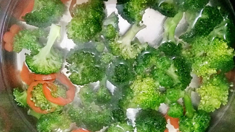 圣诞树沙拉,切好的胡萝卜,和西兰花入开水焯熟,沥水捞出备用。