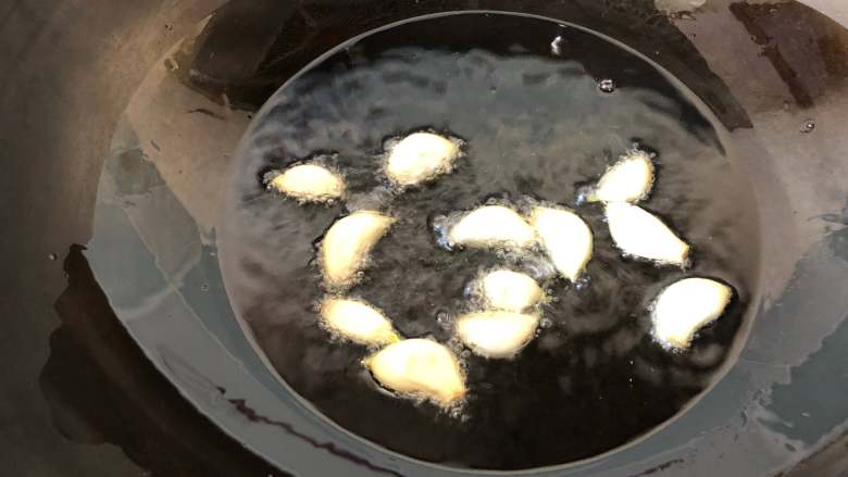 蒜香味青豆,锅中放油,凉油放入大蒜小火炸出蒜香味