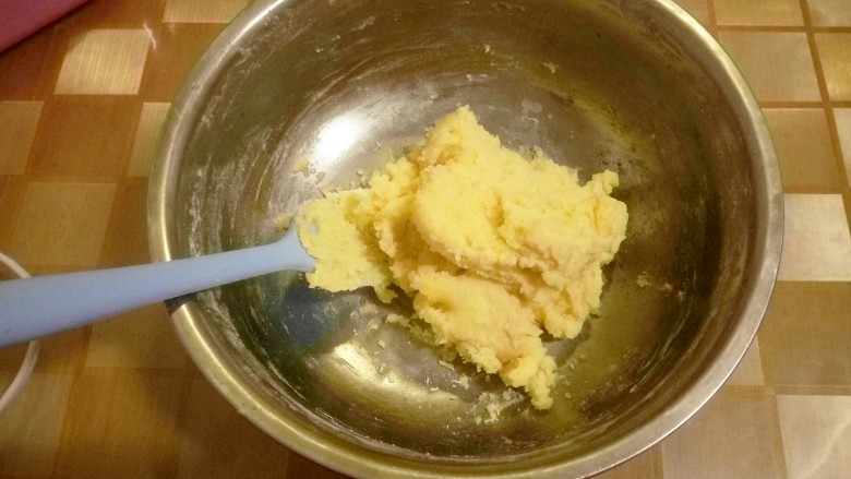 希腊可球,用刮刀搅拌均匀,如果粘手就放冰箱冷藏一会