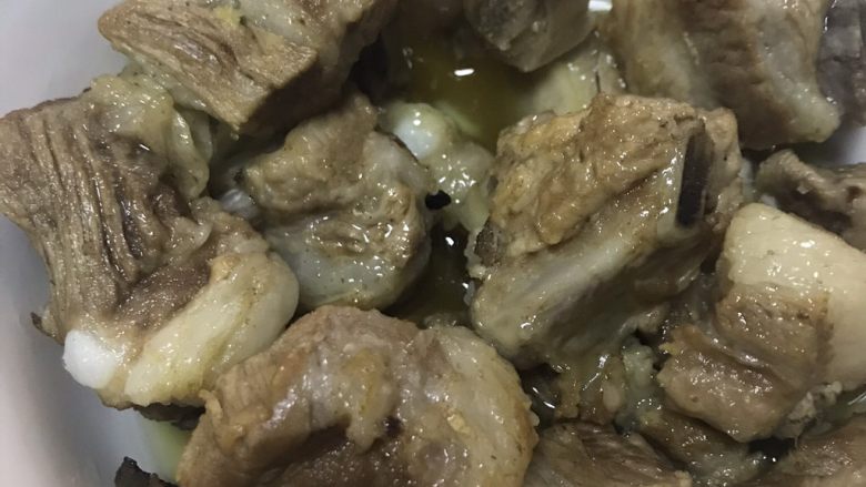 私房橙汁排骨,将蒸好的排骨,把大料去掉,倒出汁。