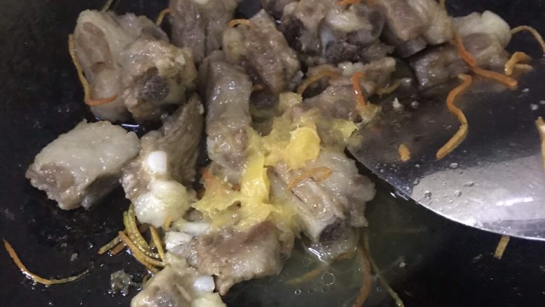 私房橙汁排骨,再加入橙子汁,有一些果仁,无所谓的