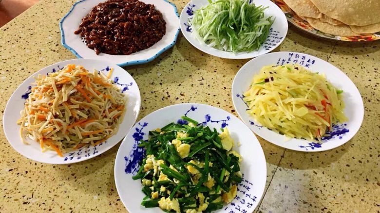什么都能卷的全麦卷饼,京酱肉丝
酸辣土豆丝
千张炒豆芽
韭菜炒蛋
