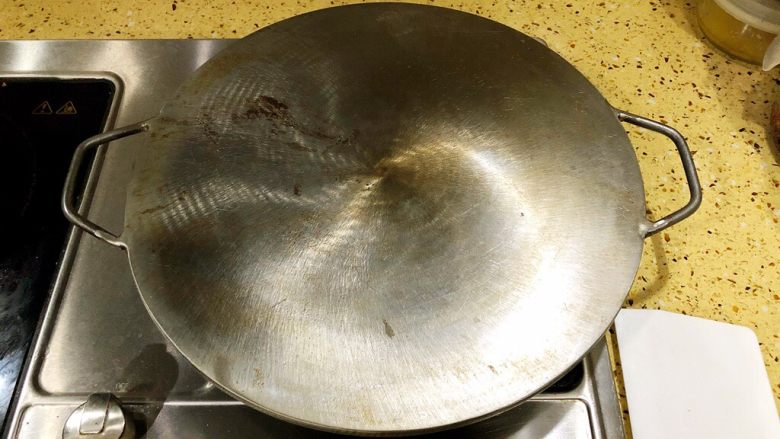 什么都能卷的全麦卷饼,专门烙饼的平底锅、没有的同学用普通平底锅或电饼档 大号铸铁锅都可以操作