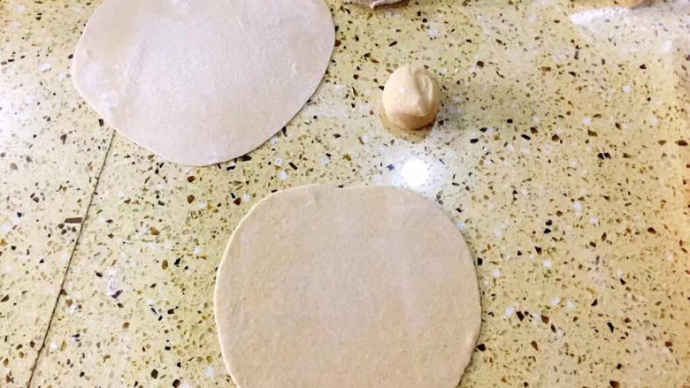 什么都能卷的全麦卷饼,面揉好后 静置15分钟
再揉成条排气 切成一个个的小剂子
大约40-45克左右一团
把小剂子用擀面杖擀成薄饼状
大小厚薄自己控制