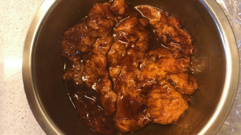 自制蜜汁叉烧,猪颈肉放入酱汁中,保证肉的每一部分都沾满酱汁。