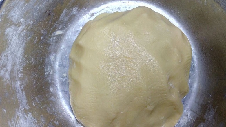 花篮饼干,拌匀后揉成光滑面团,冷藏松弛半个小时。