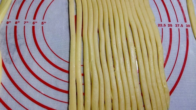 花篮饼干,把面片切成0.6厘米宽度的长条,不要被这些许多的小条吓到,不难,有耐心就能做好。