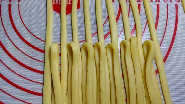 花篮饼干,先摆好数条,每隔一条将面片从上面翻下来。