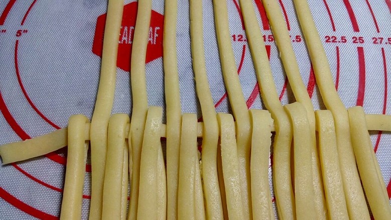 花篮饼干,将翻下来的面片翻回去,压住第一根横条。