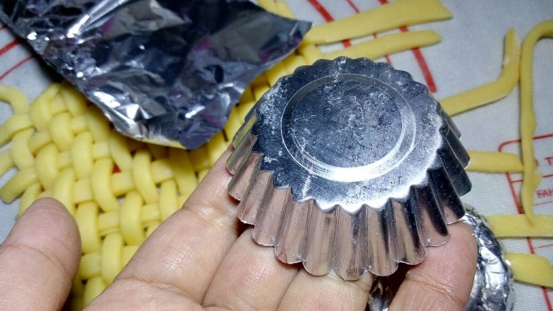 花篮饼干,把蛋挞膜包上锡纸,以便好取下,也可以用大一点的挞模或小的烤碗。