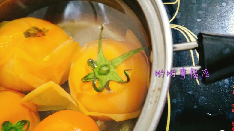 红红火火的番茄酱,煮开一锅水,水开关火。把西红柿放进去盖上盖子闷几分钟,就能看到西红柿脱皮了。