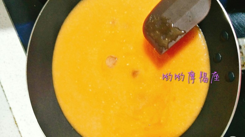 红红火火的番茄酱,成泥状的西红柿直接倒入不粘锅中,糖一次性加入,开中火加热,记得不停搅拌。以防粘锅。