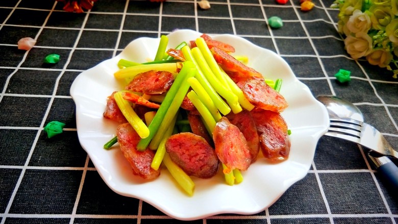 年菜 蒜薹炒腊肠,装盘,美美哒!