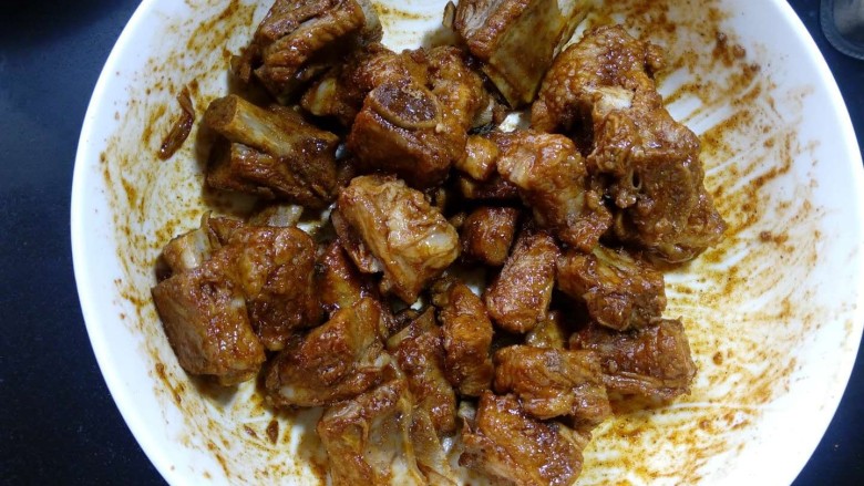 孜然烤排骨,用筷子搅拌均匀,腌制20分钟,以便入味。