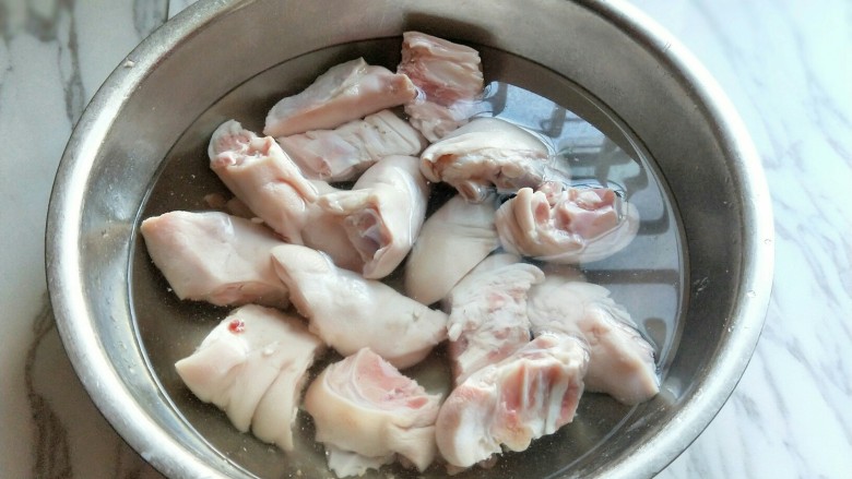 寓意-年夜饭&酱猪前蹄,首先将买回来的猪前提,用温水洗干净。