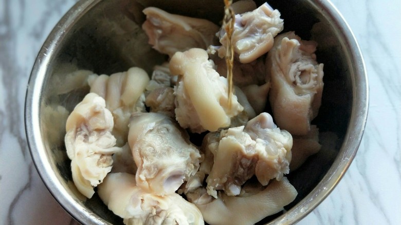 寓意-年夜饭&酱猪前蹄,加入<a style='color:red;display:inline-block;' href='/shicai/ 718'>料酒</a>。