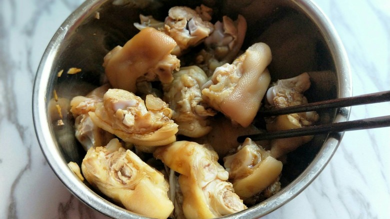 寓意-年夜饭&酱猪前蹄,拌均匀,腌制2小时。