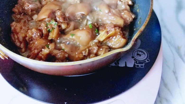 寓意-年夜饭&酱猪前蹄,倒入炒锅中,加入盐,收汤。汤汁收至浓稠即可。