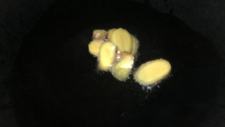 可乐鸡翅,冷锅冷油放入姜片炒香